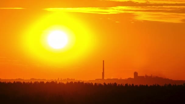 Pôr-do-sol laranja no céu, lapso de tempo, cores incríveis de pôr-do-sol à noite — Vídeo de Stock