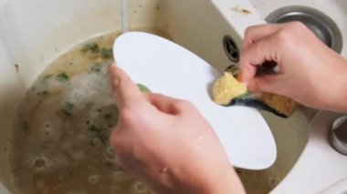 Genç Kadın Ev Mutfağında Bulaşıkları Kirli Lavaboda Yıkar, Yavaş Hareket