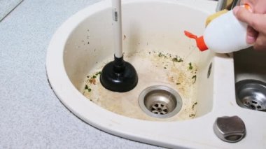 Ev Mutfağındaki Kimyasal Sıvı ile Tıkanmış Lavaboyu Temizle, Yavaş Hareket