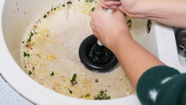 Pulizia di un lavandino sporco intasato utilizzando uno stantuffo in cucina, rallentatore — Video Stock