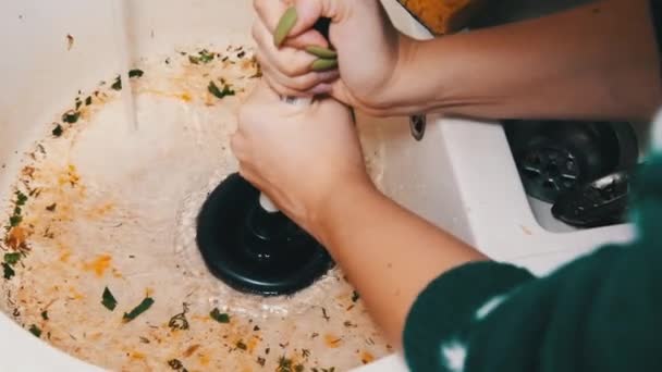 Уборка засорившейся грязной раковины с помощью вантуза на кухне, медленное движение — стоковое видео