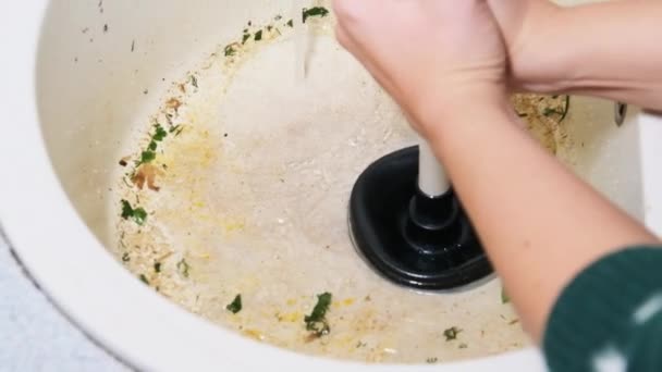 키친 에서 플 룽거 를 사용하여 걸쭉 해진 더러운 와시 바유 를 닦는 느린 동작 — 비디오