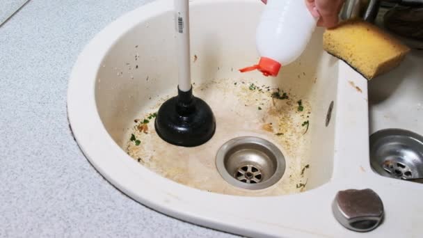 Limpiar un fregadero con un líquido químico en la cocina casera, cámara lenta — Vídeo de stock