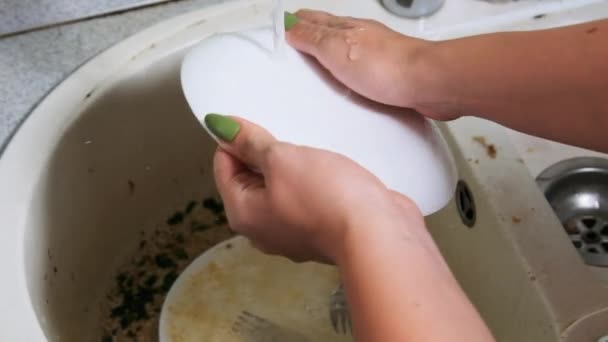 Wanita muda mencuci Dishes di Kotor Tenggelam di Rumah Dapur, Lambat Gerak — Stok Video