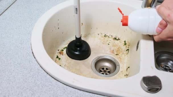 Pulire un lavandino intasato con un fluido chimico a casa cucina, rallentare il movimento — Video Stock