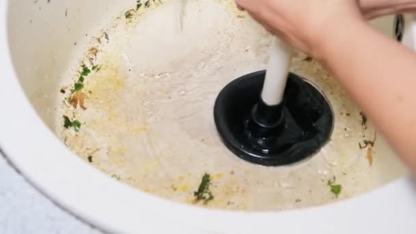 Καθαρισμός ενός φραγμένου βρώμικο νιπτήρα χρησιμοποιώντας ένα Plunger στην κουζίνα, αργή κίνηση — Αρχείο Βίντεο