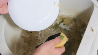 Genç Kadın Ev Mutfağında Bulaşıkları Kirli Lavaboda Yıkar, Yavaş Hareket