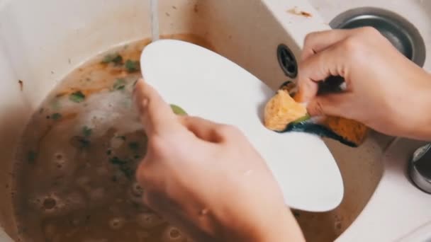 Wanita muda mencuci Dishes di Kotor Tenggelam di Rumah Dapur, Lambat Gerak — Stok Video