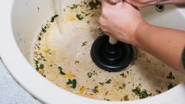 Limpieza de un fregadero de lavabo sucio con un émbolo en la cocina, cámara lenta — Vídeos de Stock