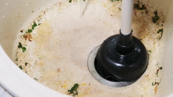 Limpieza de un fregadero de lavabo sucio con un émbolo en la cocina, cámara lenta — Vídeos de Stock