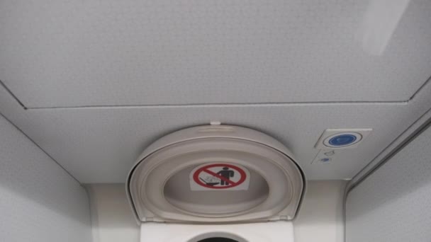 WC público en el avión, baño de avión. Dentro de un plano de inodoro a bordo — Vídeos de Stock