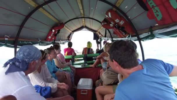Many tourists inside a small old wooden boat floating in the Indian Ocean, POV — Stock Video