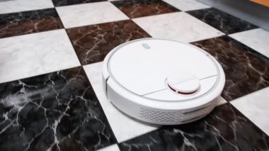 Robot Elektrik süpürgesi Mutfak Döşemesindeki Modern Ev 'de Temizleniyor