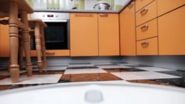 Robot Elektrik süpürgesinin POV görüntüsü Mutfaktaki Döşemeleri Temizliyor