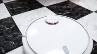 Robot Elektrik süpürgesi Mutfak Döşemesindeki Modern Ev 'de Temizleniyor