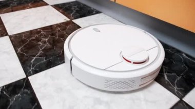 Robot Elektrik süpürgesi Mutfak Döşemesindeki Modern Ev 'de Temizleniyor