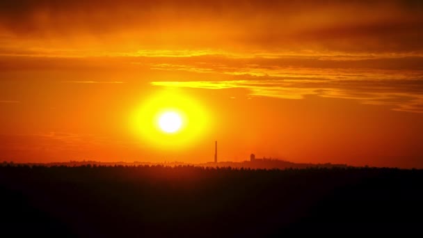 Apus de soare portocaliu pe cer, scurgeri de timp, culori uimitoare de asezare a soarelui seara — Videoclip de stoc