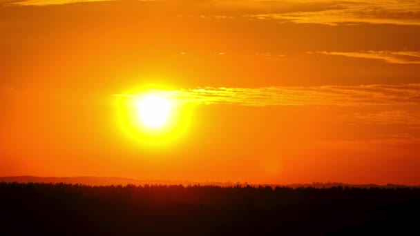 Zeitraffer Sonnenuntergang am Himmel, große leuchtend gelbe Sonne geht am Horizont unter — Stockvideo