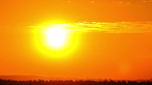 Timelapse zonsondergang aan de hemel, Big Bright Yellow zon beweegt neer op de horizon — Stockvideo