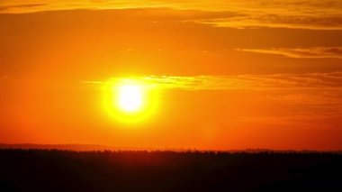 Gökyüzünde Gün Batımının Zamanı, Büyük Parlak Sarı Güneş Ufuk 'un Altında İlerliyor