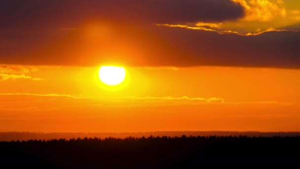 Zeitraffer Sonnenuntergang am Himmel, große leuchtend gelbe Sonne geht am Horizont unter — Stockvideo