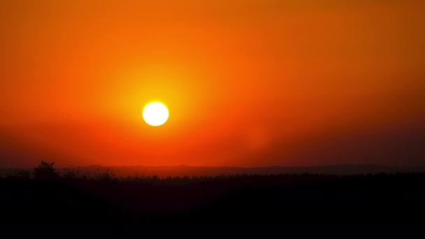 Pôr do sol no céu, grande sol amarelo brilhante se move para baixo no horizonte — Vídeo de Stock