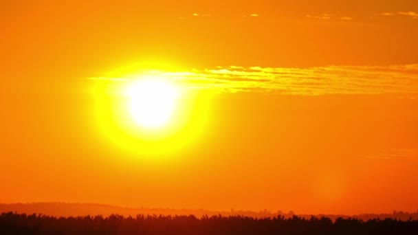 Gökyüzünde Gün Batımının Zamanı, Büyük Parlak Sarı Güneş Ufuk 'un Altında İlerliyor — Stok video