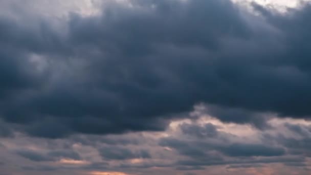 Nubes en el cielo se mueven contra el fondo del sol al atardecer, Timelapse — Vídeos de Stock