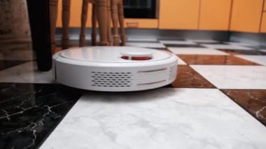 Robot Elektrik süpürgesi Mutfak Döşemesindeki Modern Ev 'de Temizleniyor