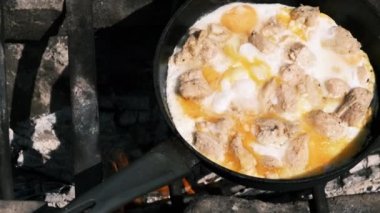 Turist Kampı Kızartma Tavasında Tavuklu Çırpılmış Yumurta, Doğa