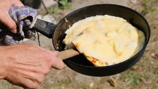 Açık hava tavasında yanmış omlet, kamp ateşinde turist yemeği. — Stok video
