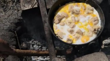 Turist Kampı Kızartma Tavasında Tavuklu Çırpılmış Yumurta, Doğa