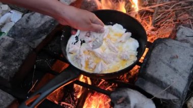 Turist Kampı Kızartma Tavasında Tavuklu Çırpılmış Yumurta, Doğa