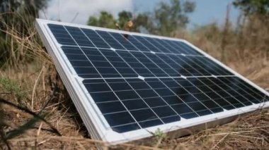 Yerdeki Taşınabilir Güneş Paneli Bağlandı ve Dışarıdaki Güç Oluşturuldu