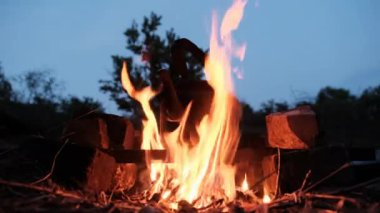 Yaşlı Turist Çaydanlığı Alacakaranlık 'taki Turizm Kampında Alevlerle Kamp Ateşinde Duruyor