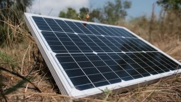 Panneau solaire portable monté sur le sol et générant de l'énergie extérieure — Video