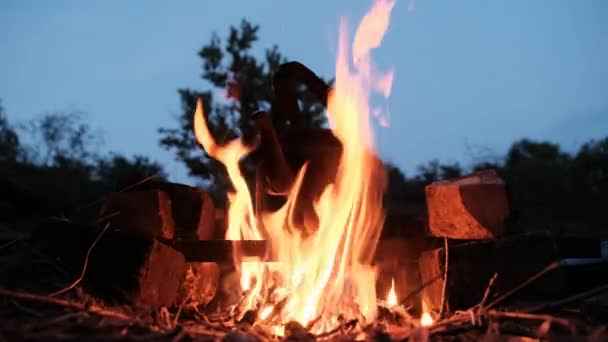 Alter Touristenkessel steht in der Dämmerung mit Flammen am Lagerfeuer — Stockvideo