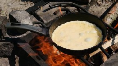 Kamp ateşinde omlet pişirmek Doğada Turist Kızartma Tavası, Yavaş Hareket