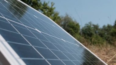 Yerdeki Taşınabilir Güneş Paneli Bağlandı ve Dışarıdaki Güç Oluşturuldu