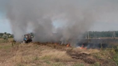 Yazın köyün yakınındaki tarlada Kuru Çimen Yangınını Traktör Söndürdü