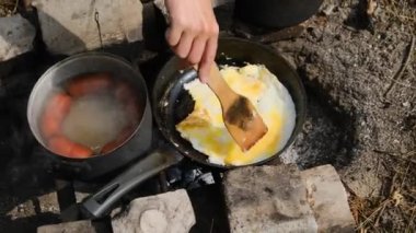 Doğada Turist Kızartma Tavasında Sahanda Yumurta ve Sosis Pişirmek