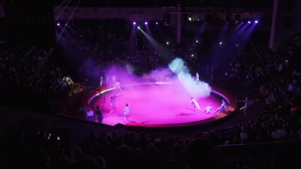 Előadás a Cirkuszi Arénában sokszínű fényekkel, füsttel és emberekkel a színpadon — Stock videók