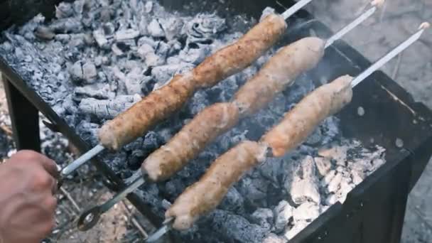 Worstjes op spiesjes worden gebakken op de draagbare barbecue Outdoor, Close-up, BBQ — Stockvideo