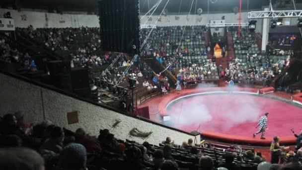 Diváci uvnitř velkého cirkusu čekají na začátek představení — Stock video