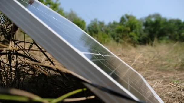 Panel solar portátil montado en el suelo y generando energía al aire libre — Vídeos de Stock