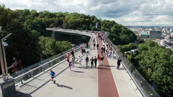 Sétáló emberek tömegével rendelkező gyalogos üveghíd légi kilátása — Stock videók
