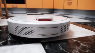Robot Elektrik süpürgesi Mutfak Döşemesindeki Modern Ev 'de Temizleniyor