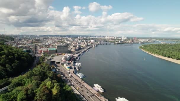 Вид с воздуха на Метрополис по реке с небоскребами, шоссе и автомобильным движением — стоковое видео