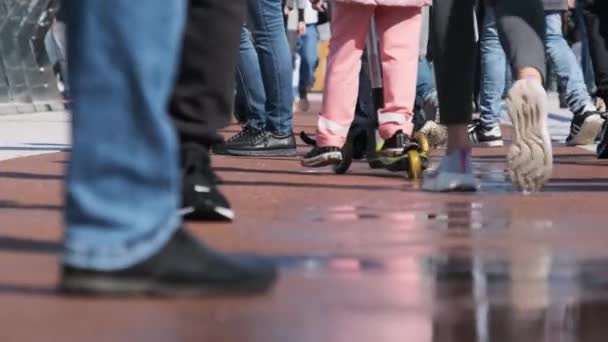 Piernas de la multitud caminando por la calle, primer plano de los pies de la gente, cámara lenta — Vídeos de Stock