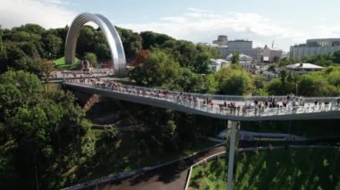 Yürüyen bir kalabalık ile Yaya Cam Köprüsü 'nün Hava Görüntüsü